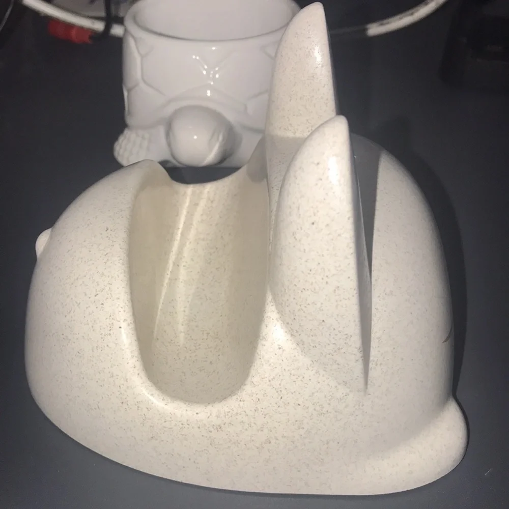 NWT Kitty Cat Lid Holder in White color